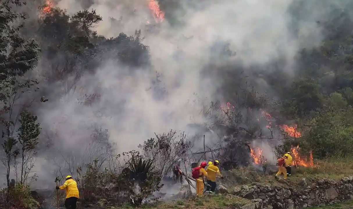 peruvian fire fighters contain blaze near machu Picchu after 3 days