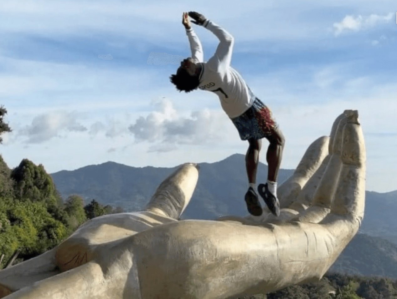 IShowSpeed backflips on ‘The Hand of God’ sculpture in Guatemal …