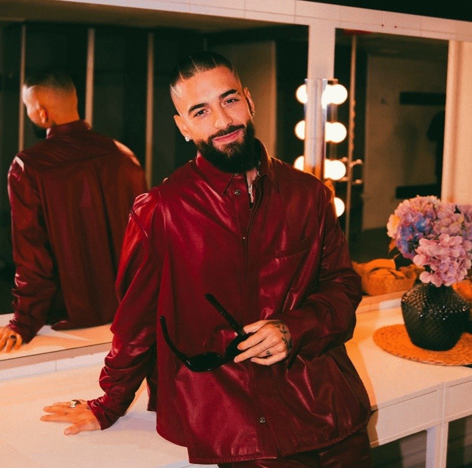 Maluma recognizes a fan who attended six concerts of his European Tour
